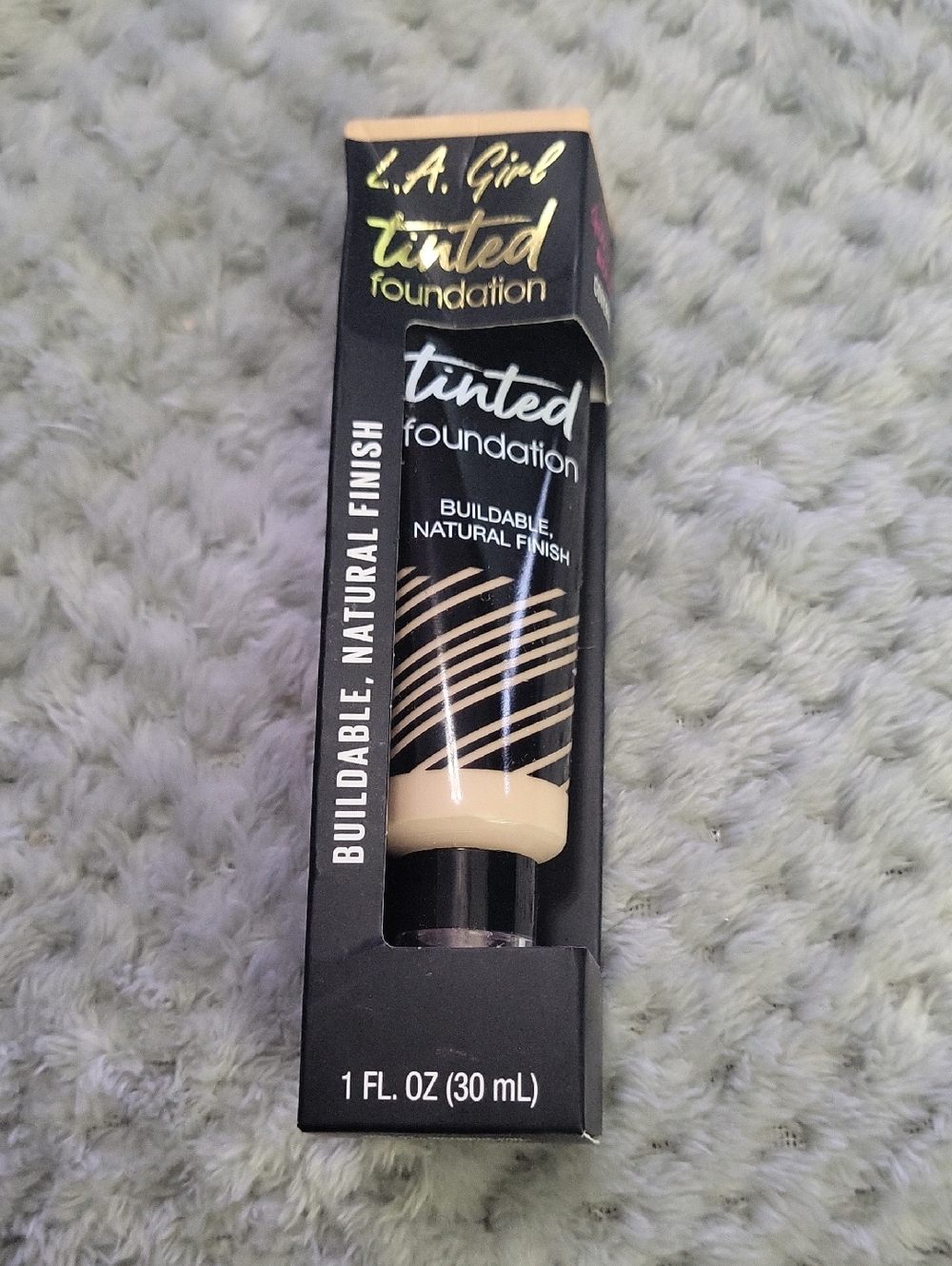 New La‎ Girl Foundation – Porcelain